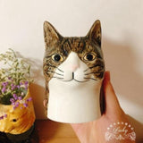 -Cute figural hand-painted ceramic cat head vases. Each measures roughly 10.2x8x12cm / 4x3.15x4.7 inches. Dishwasher safe. Brand new in box. Free shipping.

pretty kitty desktop pen pencil holder cup tabletop home decor office flower cactus succulent planter flowerpot cats designer porcelain cat lover garden gift-Tabby-